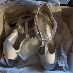 Easy street silver shoes open toe NWT